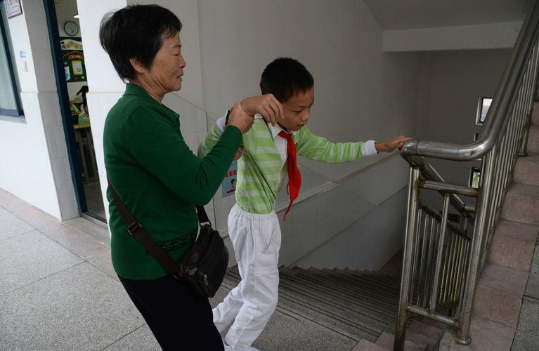 新澳门开奖记录新纪录和送孙子上学被撞身亡与奶奶送孙子上学遇车祸