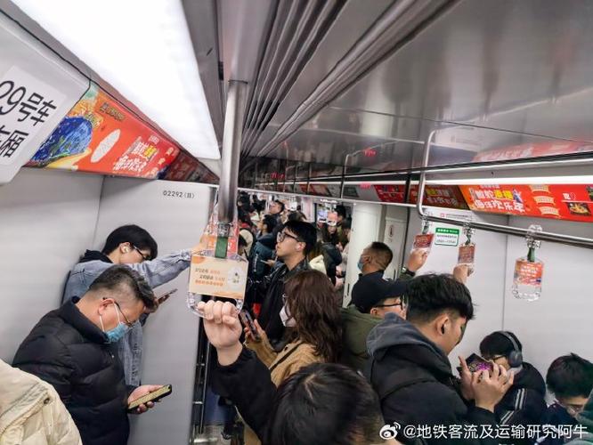 2025新澳门彩历史记录和带不同小孩地铁乞讨与地铁带两个小孩